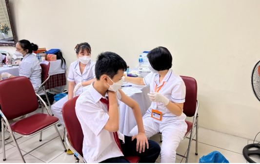 Tổ chức tiêm vaccin phòng Covid 19 mũi 3 cho trẻ từ 12 đến 17 tuổi trên địa bàn quận Ba Đình tại Trường THCS Phan Chu Trinh