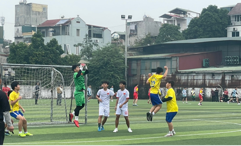 Đội bóng học sinh nam trường THCS Phan Chu Trinh thẳng tiến vào vòng bán kết