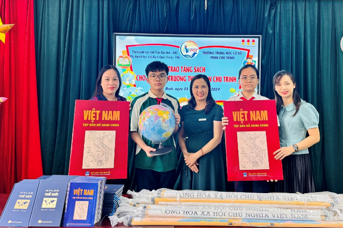 Phụ huynh trao tặng sách cho thư viện trường THCS Phan Chu Trinh
